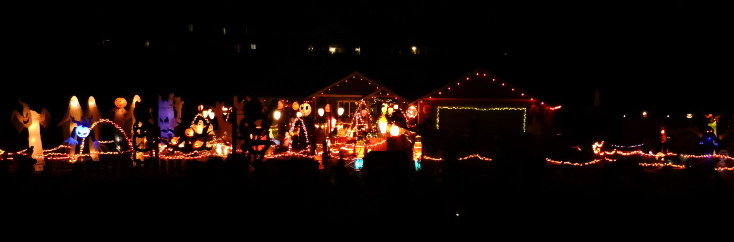 191017.news.halloween.house.jpg